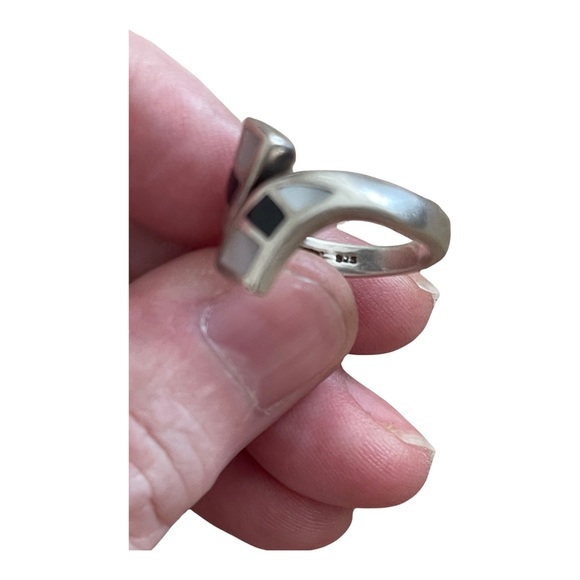 Mother of Pearl & Onyx inlaid in Heavy Sterling Ring Size 7. New Old Stock - Picture 6 of 7